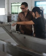 馬來西亞XHJ環球貿易公司訂購我公司兩貨柜的洗菜機和脫皮機