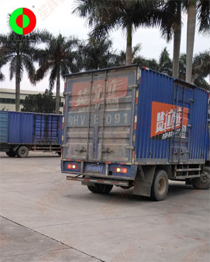 貨物已堆放到停車棚,三臺貨車扎堆裝車!