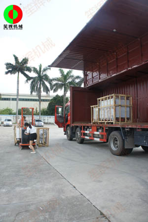 客戶訂購(gòu)的一批蔬果清洗切割加工機(jī)械裝車出貨!