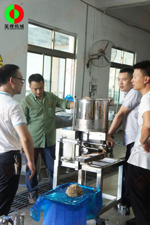 佛山客戶定購的肉餅成型機裝車出貨!