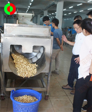 客戶到公司現(xiàn)場考察,并測試果蔬清洗機(jī)對花生的清洗效果！