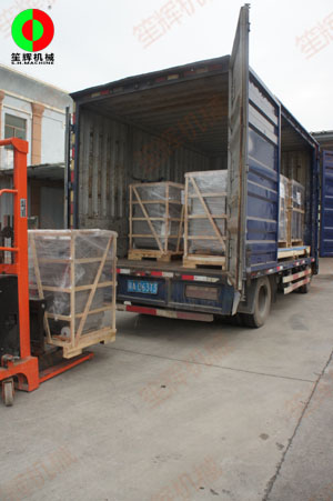 客戶訂購的切菜機(jī)及切肉機(jī)等一批食品加工機(jī)械裝車出貨！