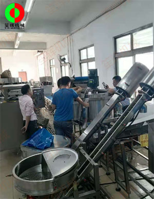 客戶現場測試排骨切丁、清洗、連續式脫水系統生產線！