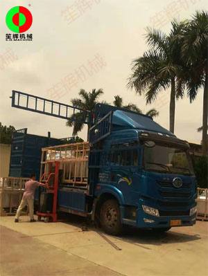 客戶訂購的多臺氣泡洗菜機裝車發(fā)貨，按期交付！