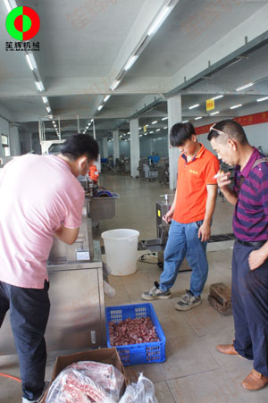 佛山某肉食品加工配送中心客戶一行人親臨我司測試訂購洗排骨機等設(shè)備！