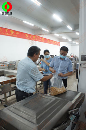 東莞客戶一行考察我司生產(chǎn)工廠,測試購買真空包裝機!