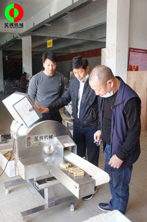 客戶來司現(xiàn)場測試酸筍切條加工設(shè)備！