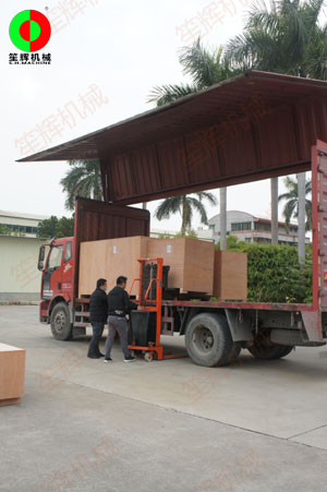 國外客戶訂購的一批毛刷清洗去皮機及瓜果削皮機裝車出貨！